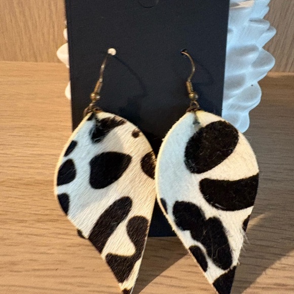 Chic Animal Print Earrings - Picture 1 of 1